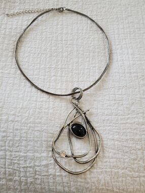 Abstract Sculptural Silver-Tone Teardrop Pendant Necklace with Bold Black Stone